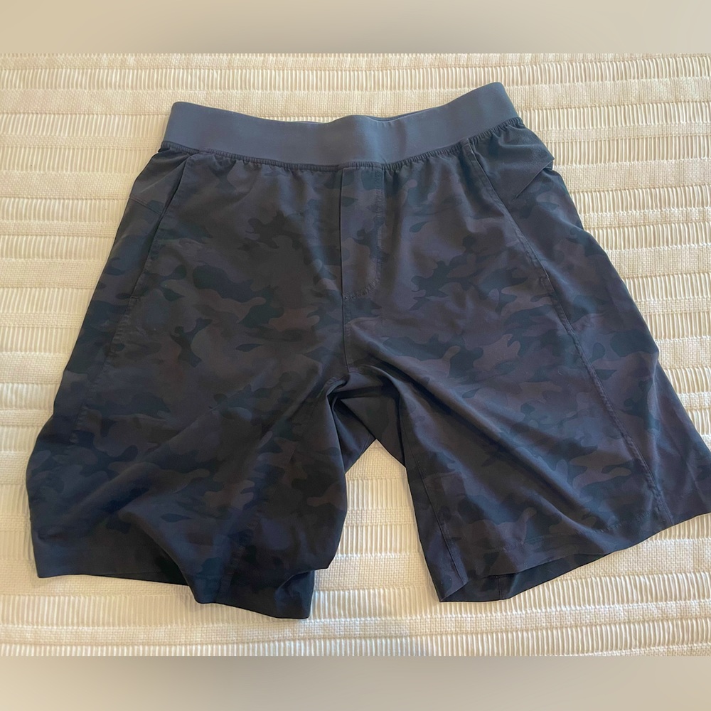 Lululemon Core Shorts, dark camo, Sz Large